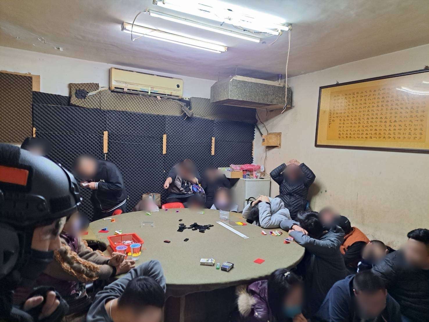 肉粽店變天九牌賭場?壢警破門逮32人 S 85795170 0 1