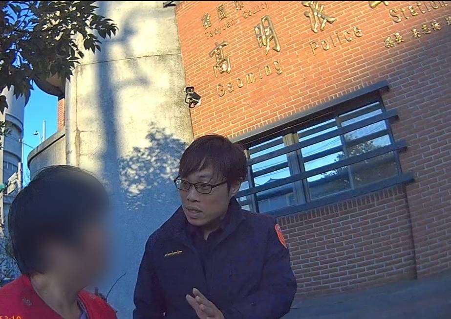 身障婦搭車迷途被送派出所 八德暖警助平安返家 S 9224201