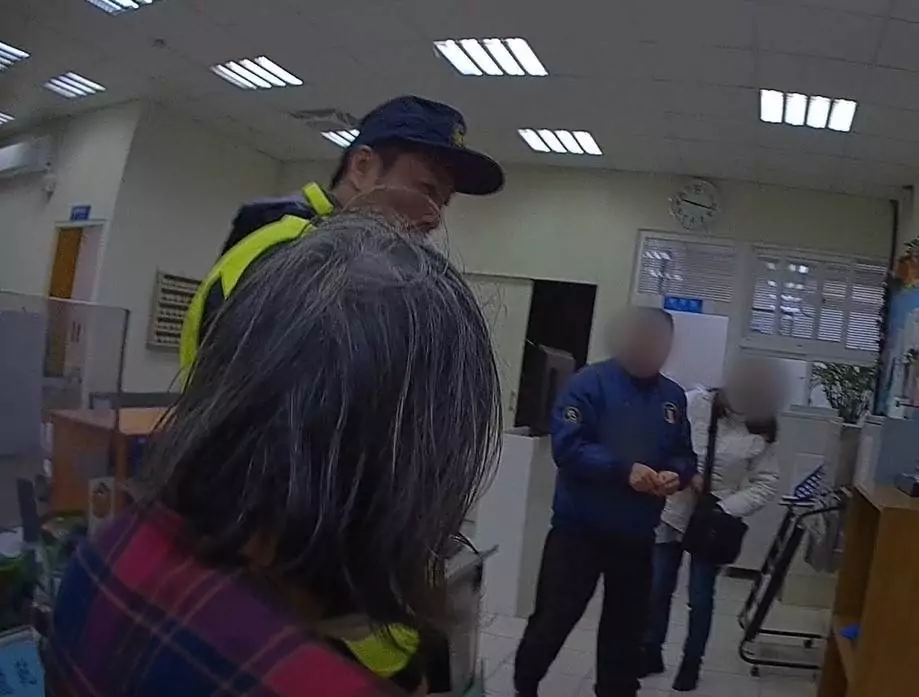 身障婦出門散步迷途 八德暖警助平安返家 身障婦出門散步迷途 八德暖警助平安返家