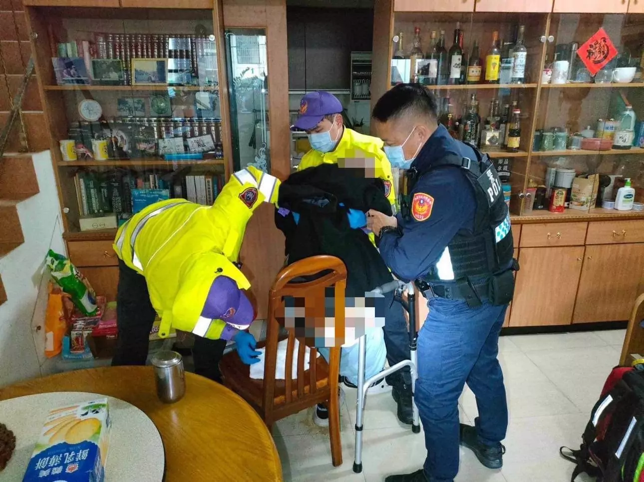 9旬翁跌倒濺血 龍潭警消即刻救援 9旬翁跌倒濺血 龍潭警消即刻救援