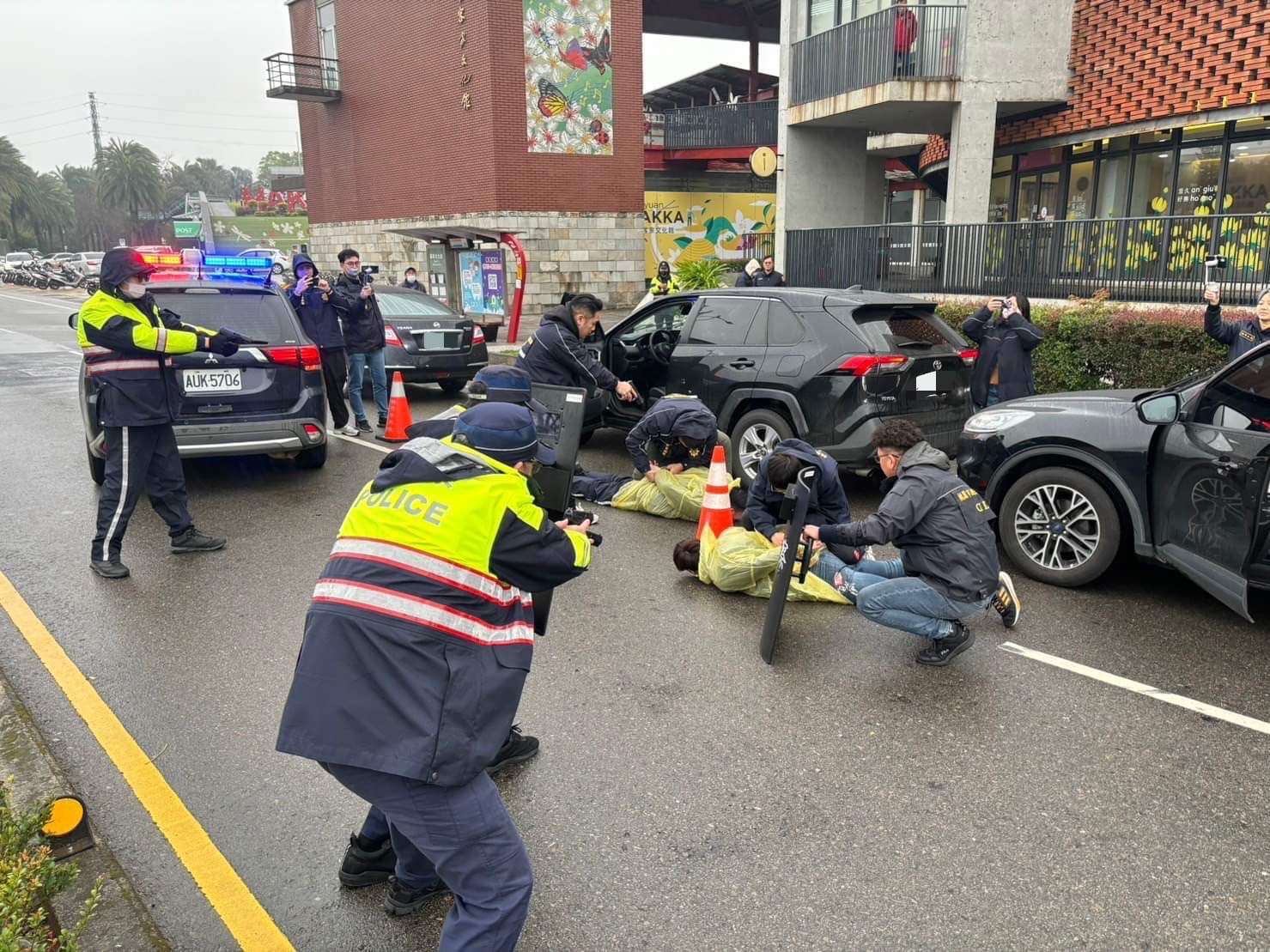 龍潭警前進金融機構 防搶演練逼真登場 S 9440650 0