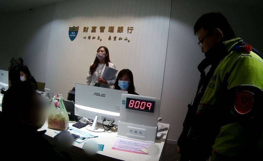 男子遇「假交友」騙帳號 八德暖警及時勸阻 S 9469961