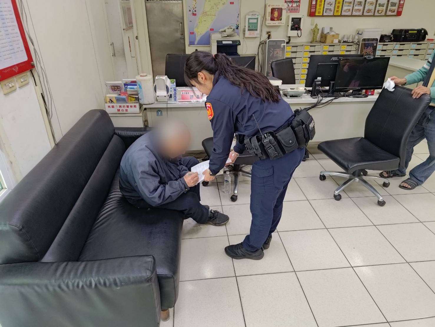 失智翁散步迷途走一夜 八德暖警助平安返家 S 9494537