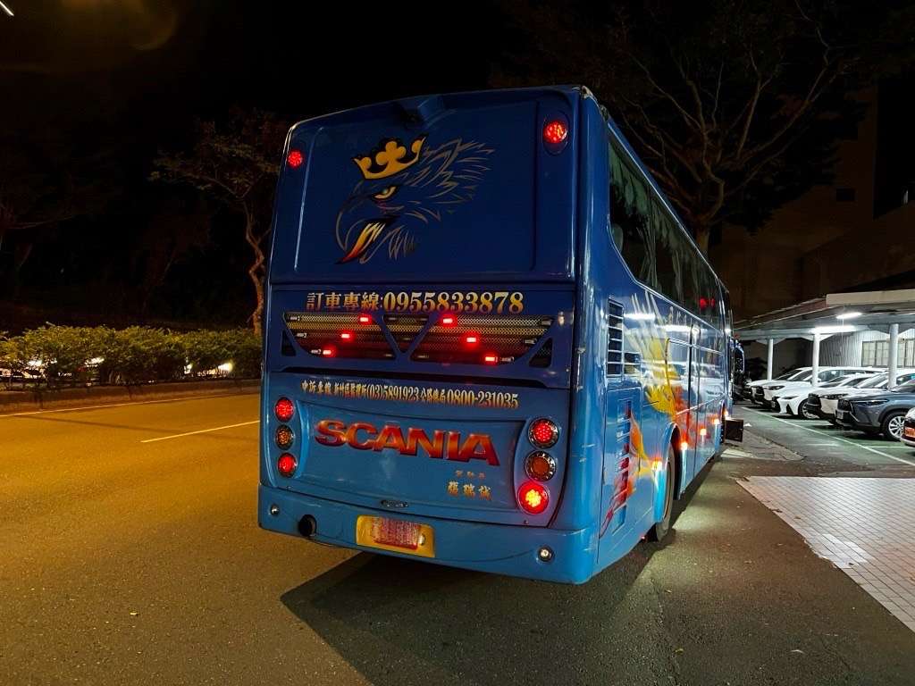 【有片】遊覽車推撞多部汽機車 騎士「連滾帶爬」逃命 S 94994506 0