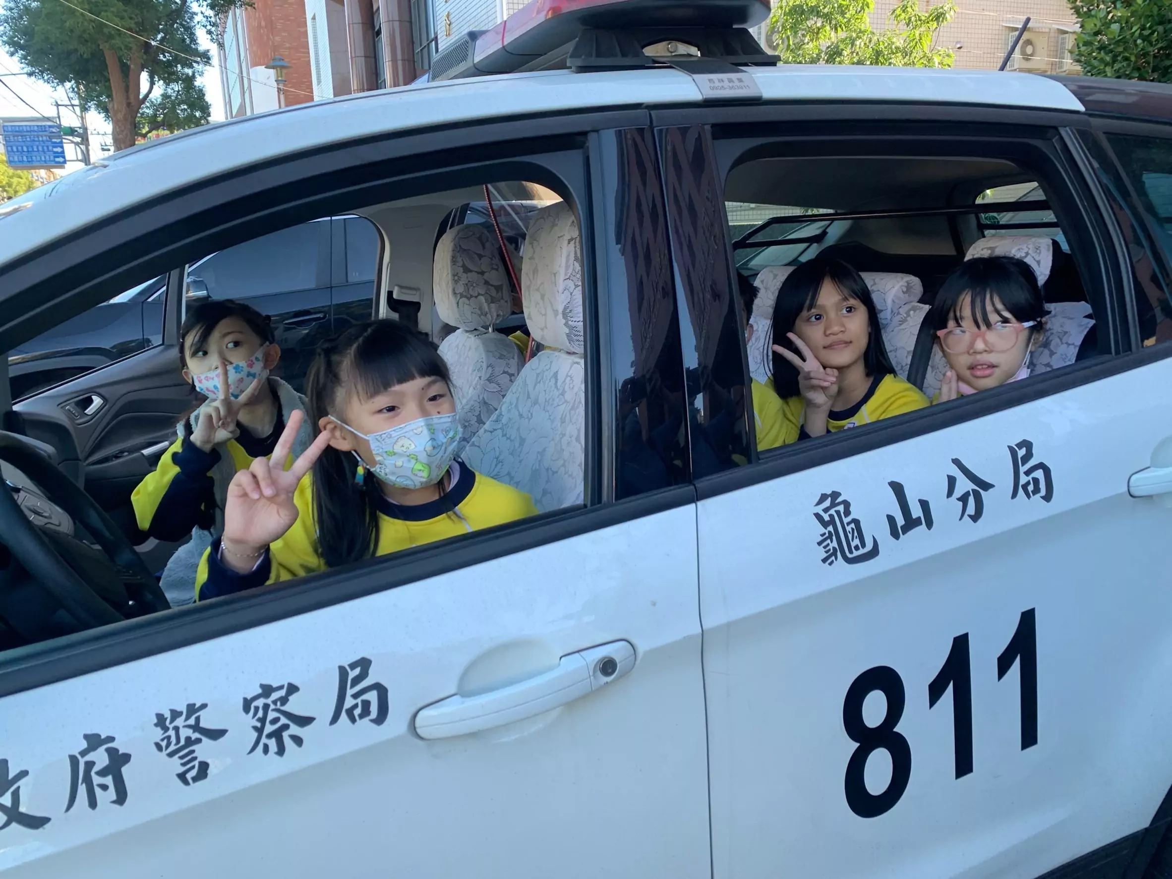 自強國小校外教學 龜山警傳授犯罪預防知識 自強國小校外教學 龜山警傳授犯罪預防知識