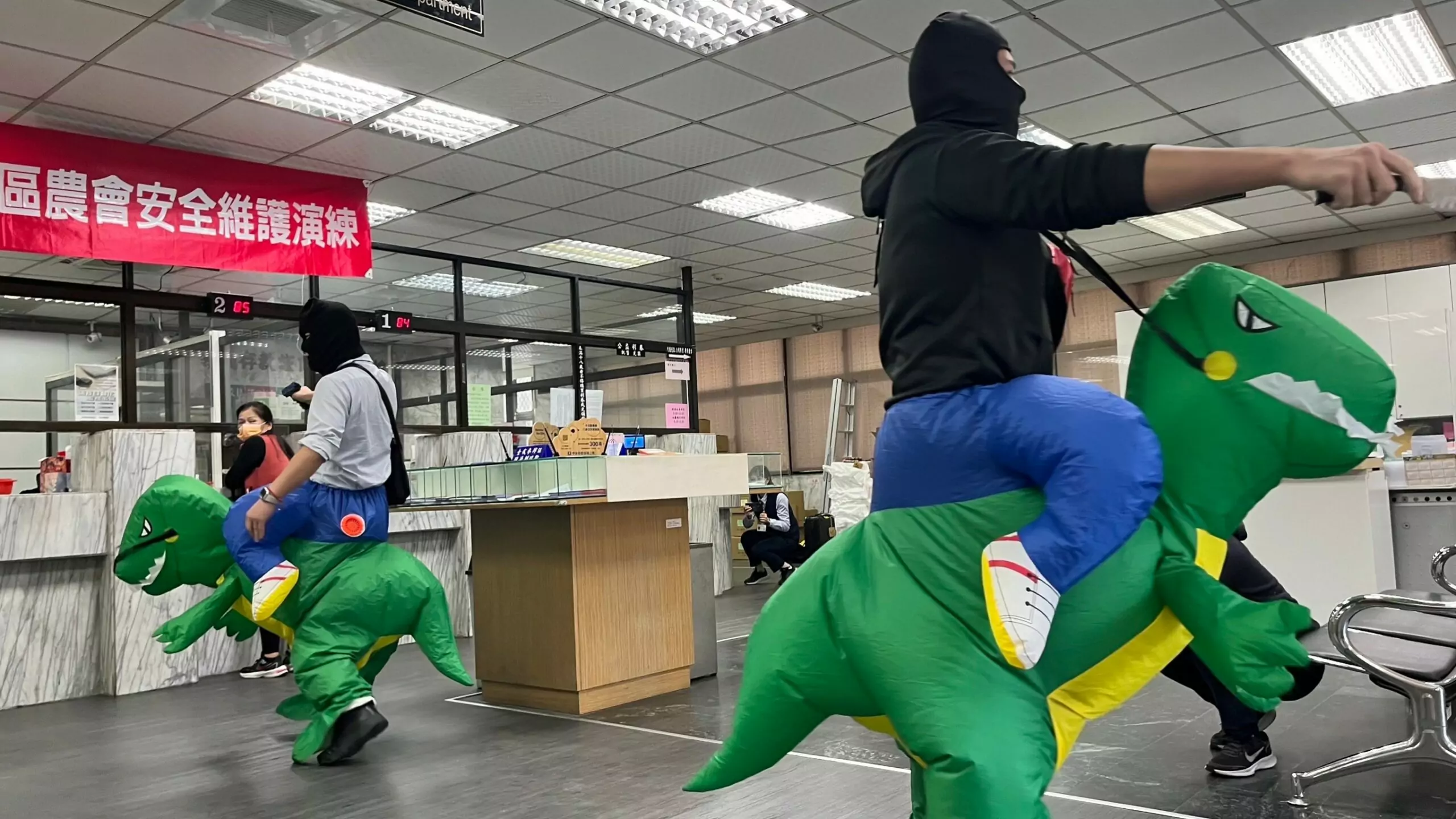 惡龍騎士搶農會遭壓制?龜山警防搶演練出奇招 惡龍騎士搶農會遭壓制?龜山警防搶演練出奇招