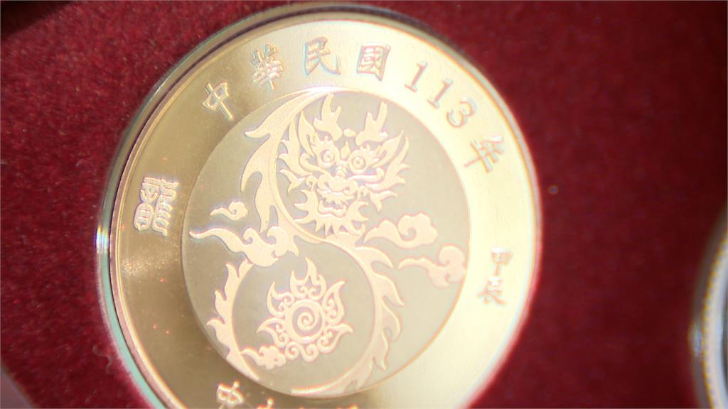 4.5萬套龍年紀念套幣臨櫃開賣 民眾冒低溫排隊