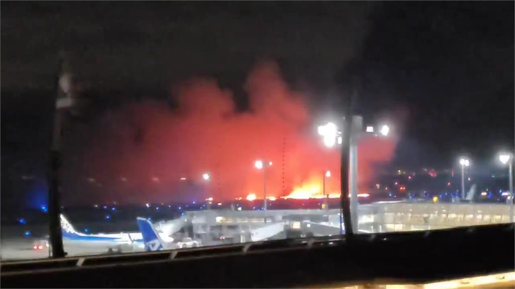 日本羽田機場「飛機起火爆炸」300名乘客急逃生！驚悚畫面曝