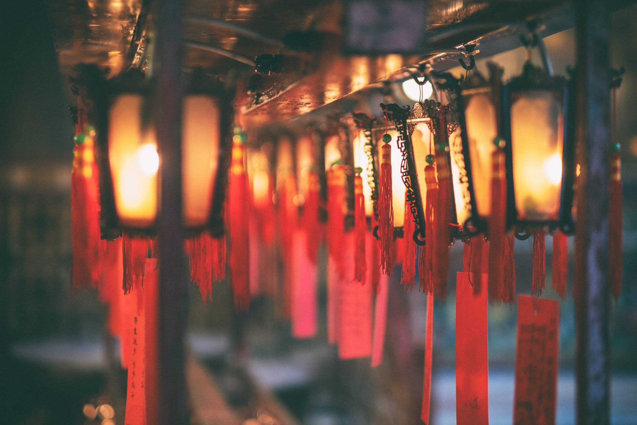龍年這4生肖犯太歲!命理老師教你在家點光明燈 closeup image red lamps wishes chinese temple scaled