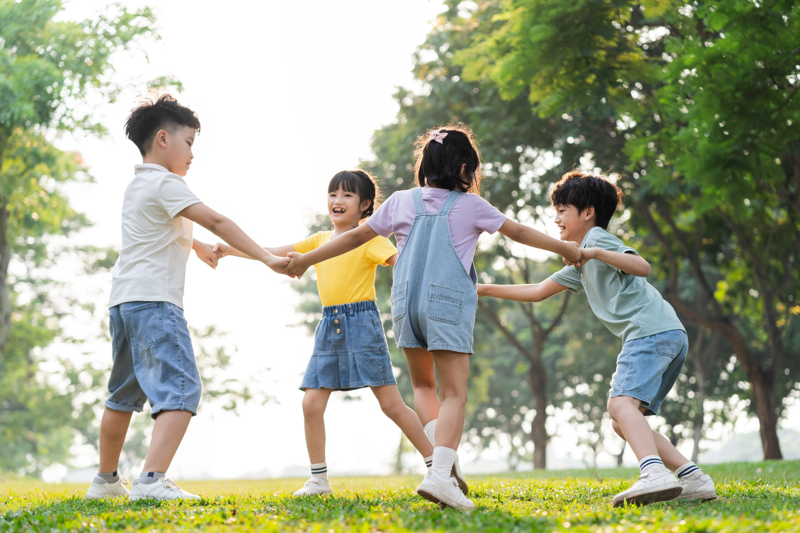 寒假將近!教育部籲學子留意這些事 group image asian children having fun park scaled