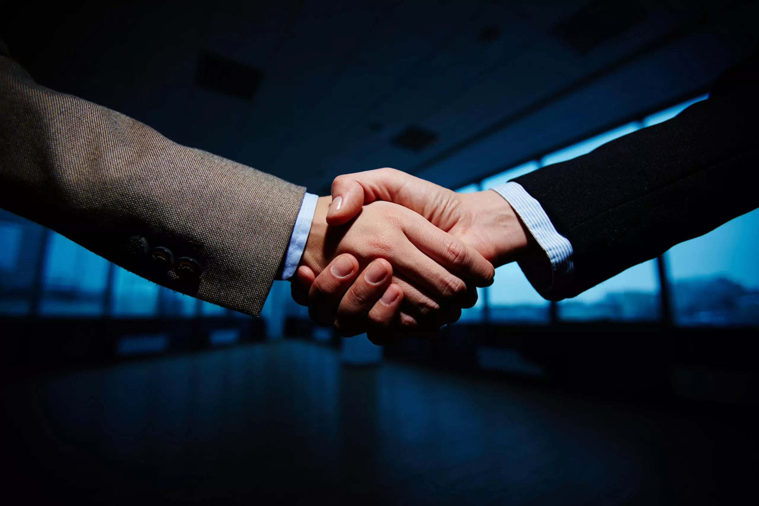 平原立委候選人服務處主委涉賄選!桃園地檢署聲押禁見 handshake businessmen scaled