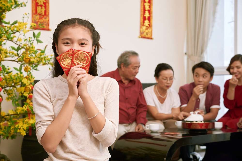 除夕10大禁忌出爐 教你守住財富喜迎龍年 happy vietnamese girl holding envelopes with