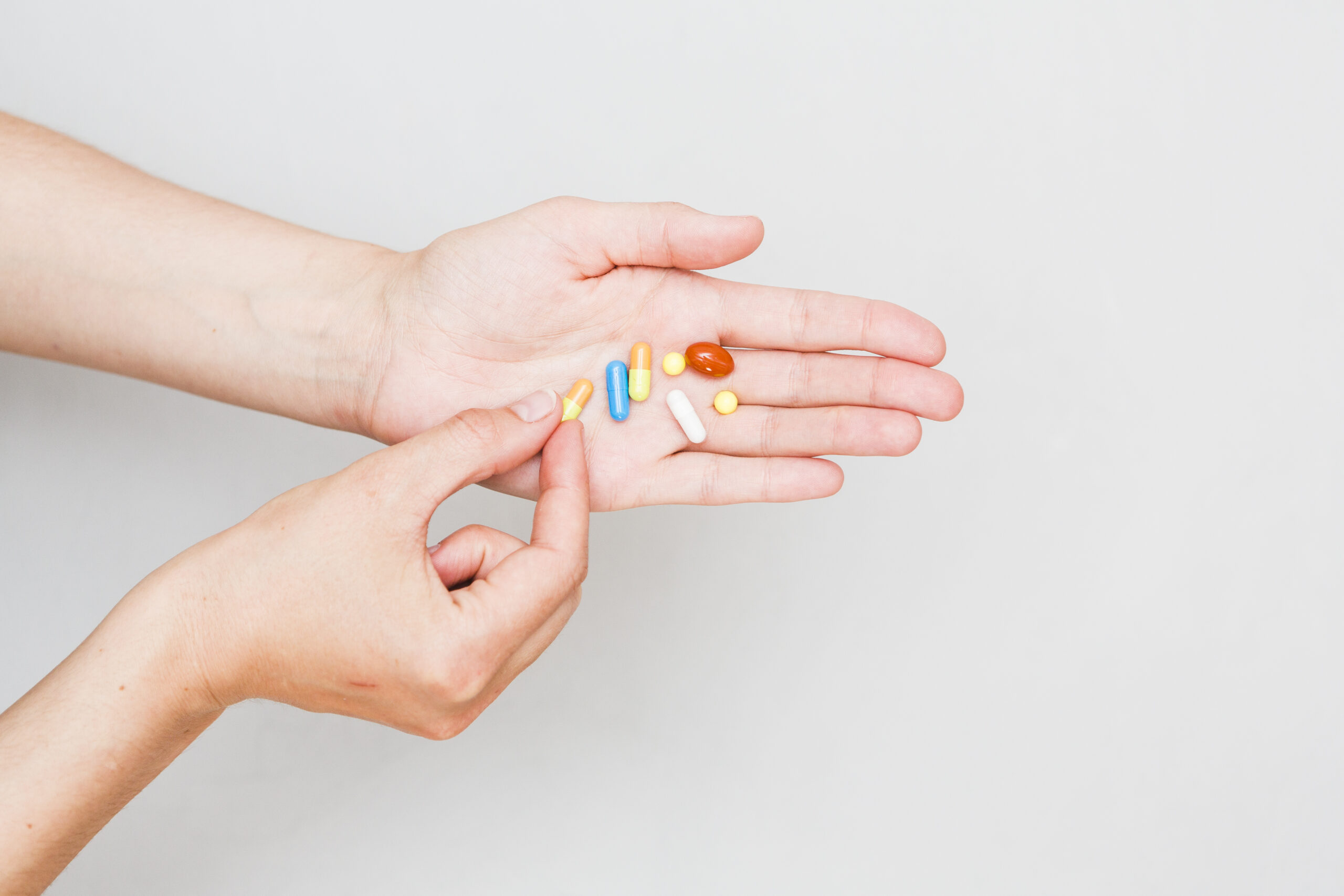 慢性病7天連假不斷藥 健保署1/29起開放前10天領藥 medicine concept with pills hand scaled