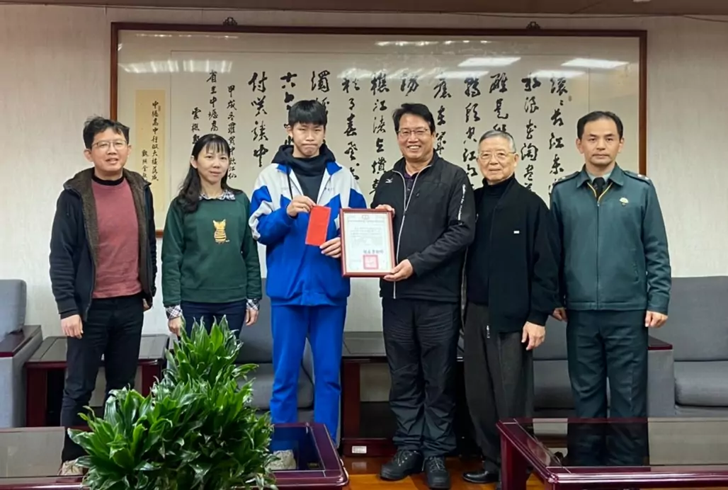長者突昏厥倒地 中大壢中學生「這招」鬼門關前救人 長者突昏厥倒地 中大壢中學生「這招」鬼門關前救人