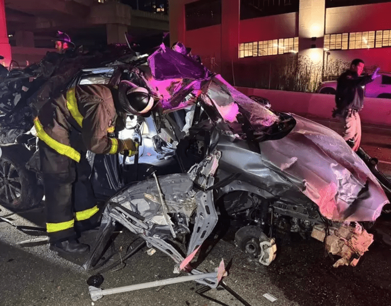 女駕駛衝破高架橋護欄 飛向3層樓公寓僅受輕傷 photo