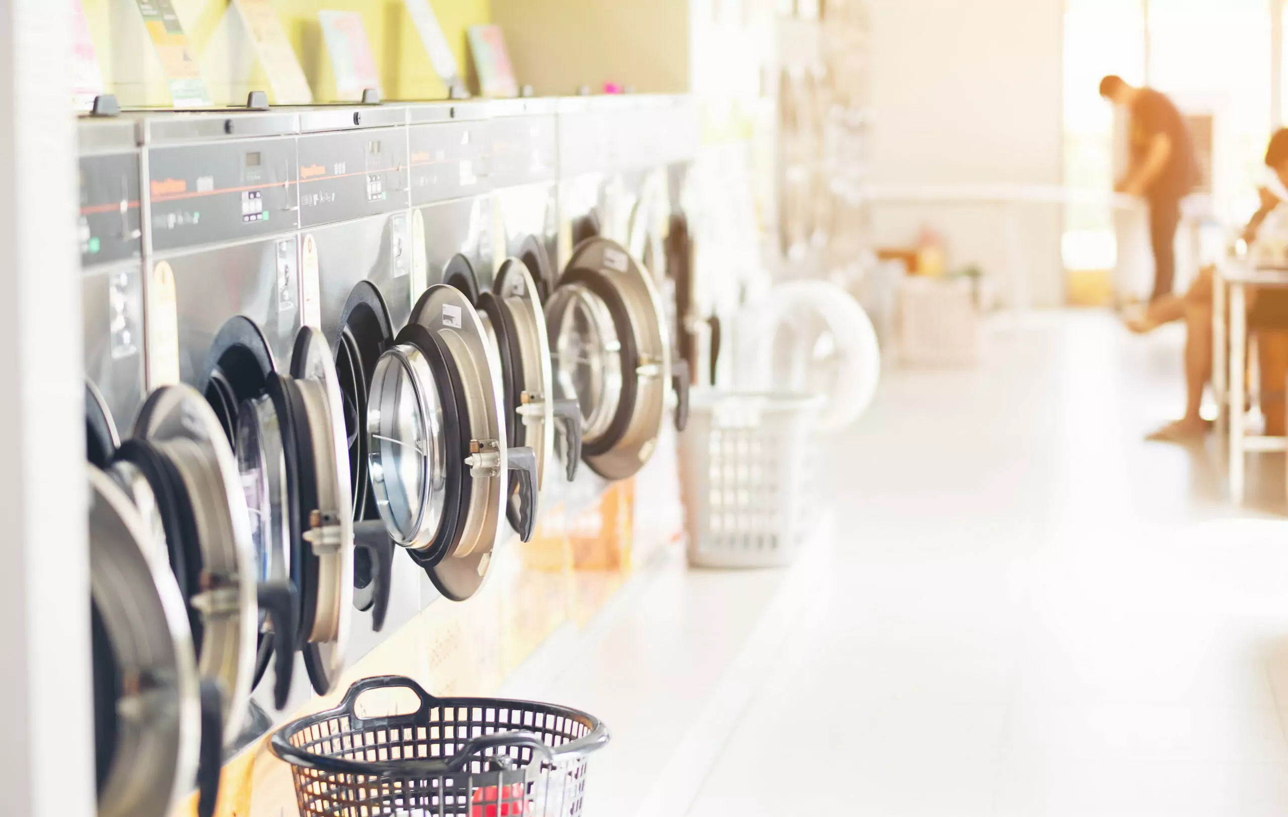 自助洗衣店連續遭竊 壢警鎖定犯嫌偵辦中 row industrial laundry machines laundromat public laundromat with laundry basket thailand scaled