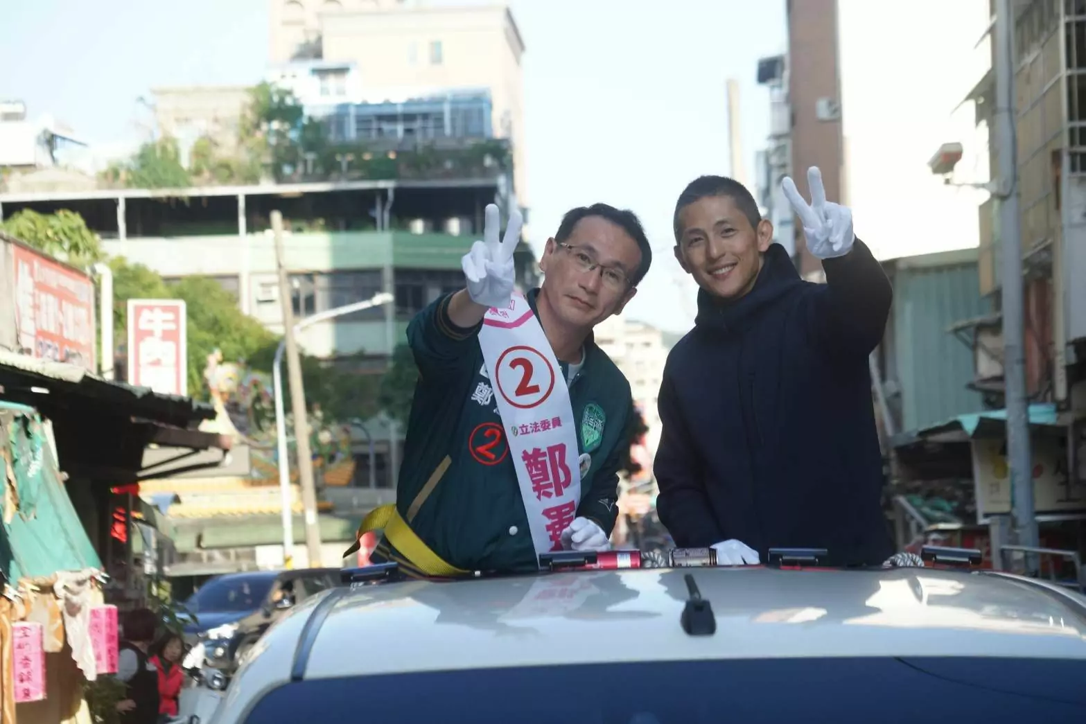 鄭運鵬掃街拜票拼連任 沈伯洋:台灣要選對的人 鄭運鵬掃街拜票拼連任 沈伯洋:台灣要選對的人