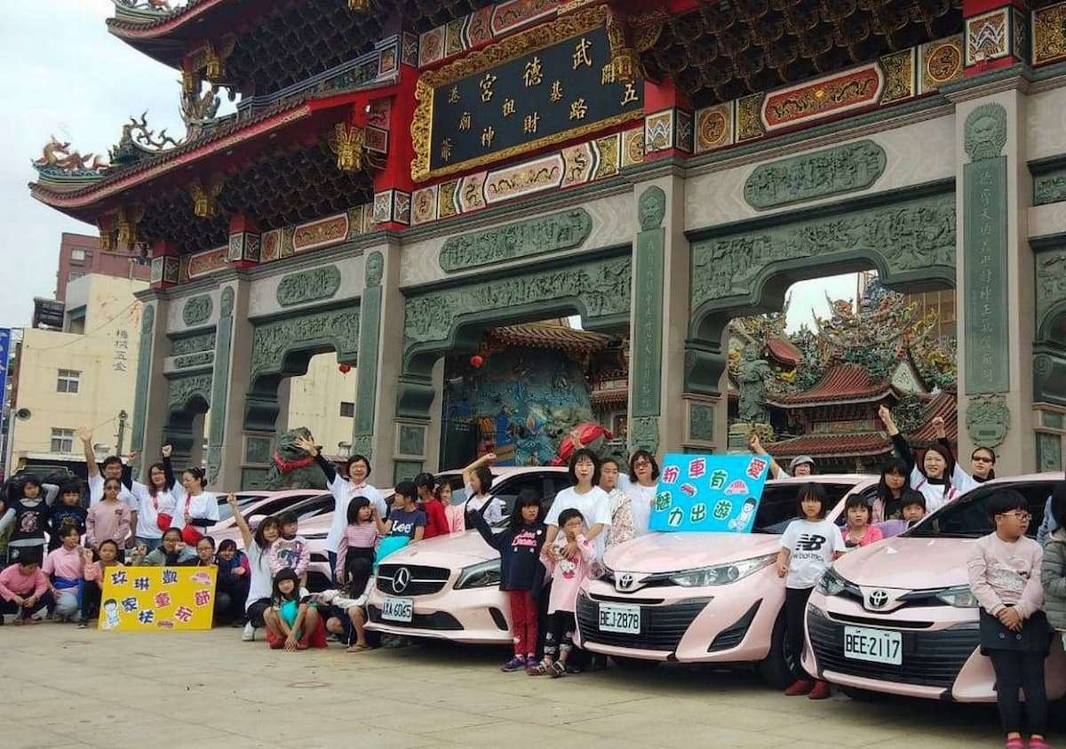 主圖說：接送家扶學童出遊的計畫「粉車有愛、魅力出遊」。（圖玫琳凱公司） 0