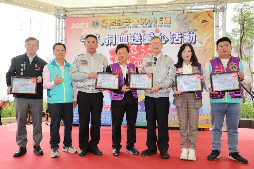 副市長王明鉅右三）感謝總監翁明哲（右四）等相關單位人 辦理捐血活動