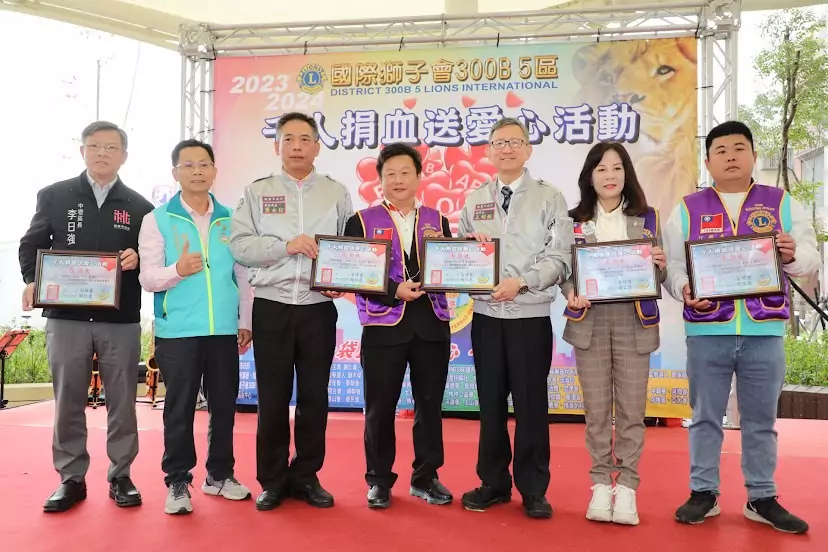 副市長王明鉅右三）感謝總監翁明哲（右四）等相關單位人 辦理捐血活動