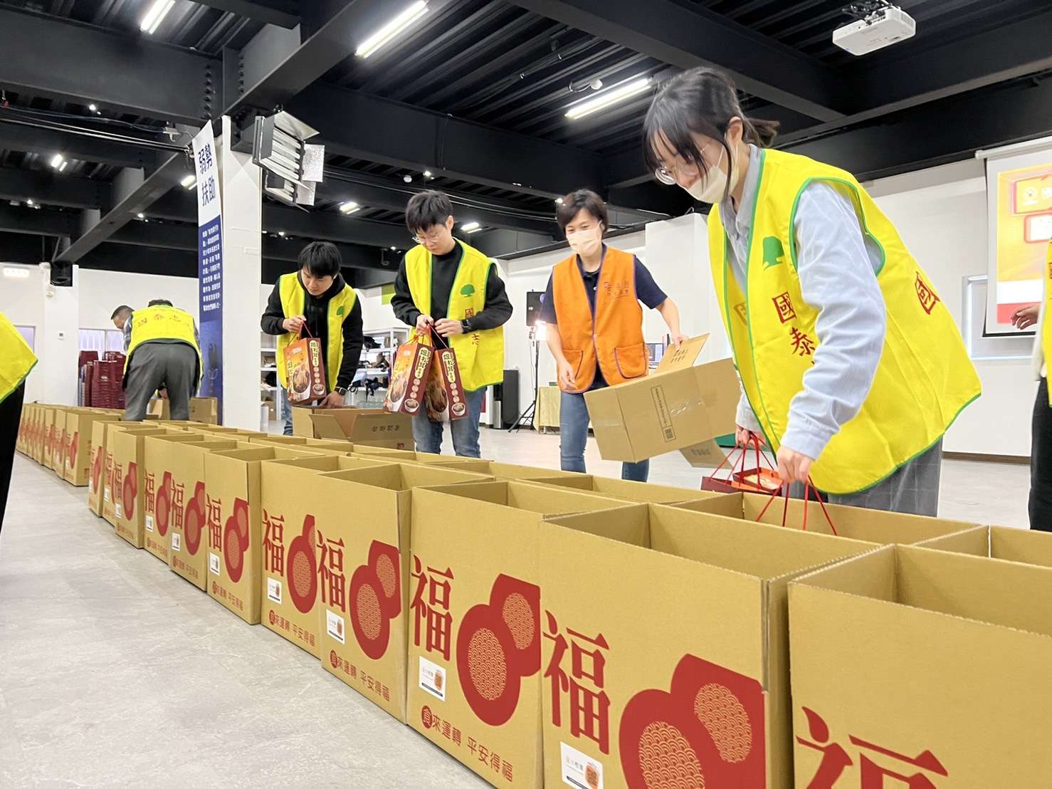 國泰人壽慈善基金會、神坊資訊、國泰金控和國泰人壽專招朝陽通訊處的同仁也特別到安得烈慈善協會台北總部來包裝年菜食物箱，以實際的行動支持脆弱家庭過好年 4