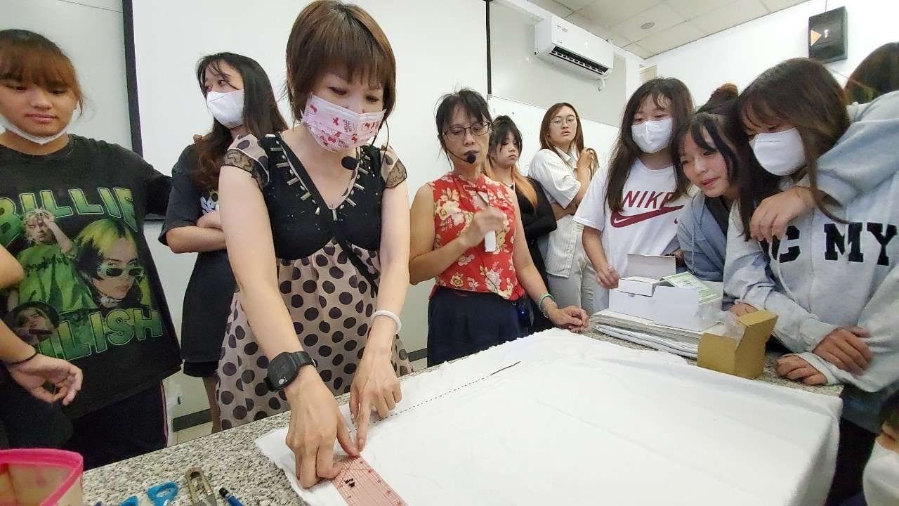 圖1：客語、縫纫雙師同步教學，沉浸式教學同學們喜愛。圖：新生醫專提供。