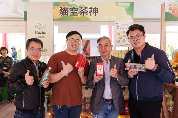 圖2.體驗市集鐵觀音茶品茶巡禮左一起：文山區公所 劉哲明區長、木柵青農（貓空茶神）
