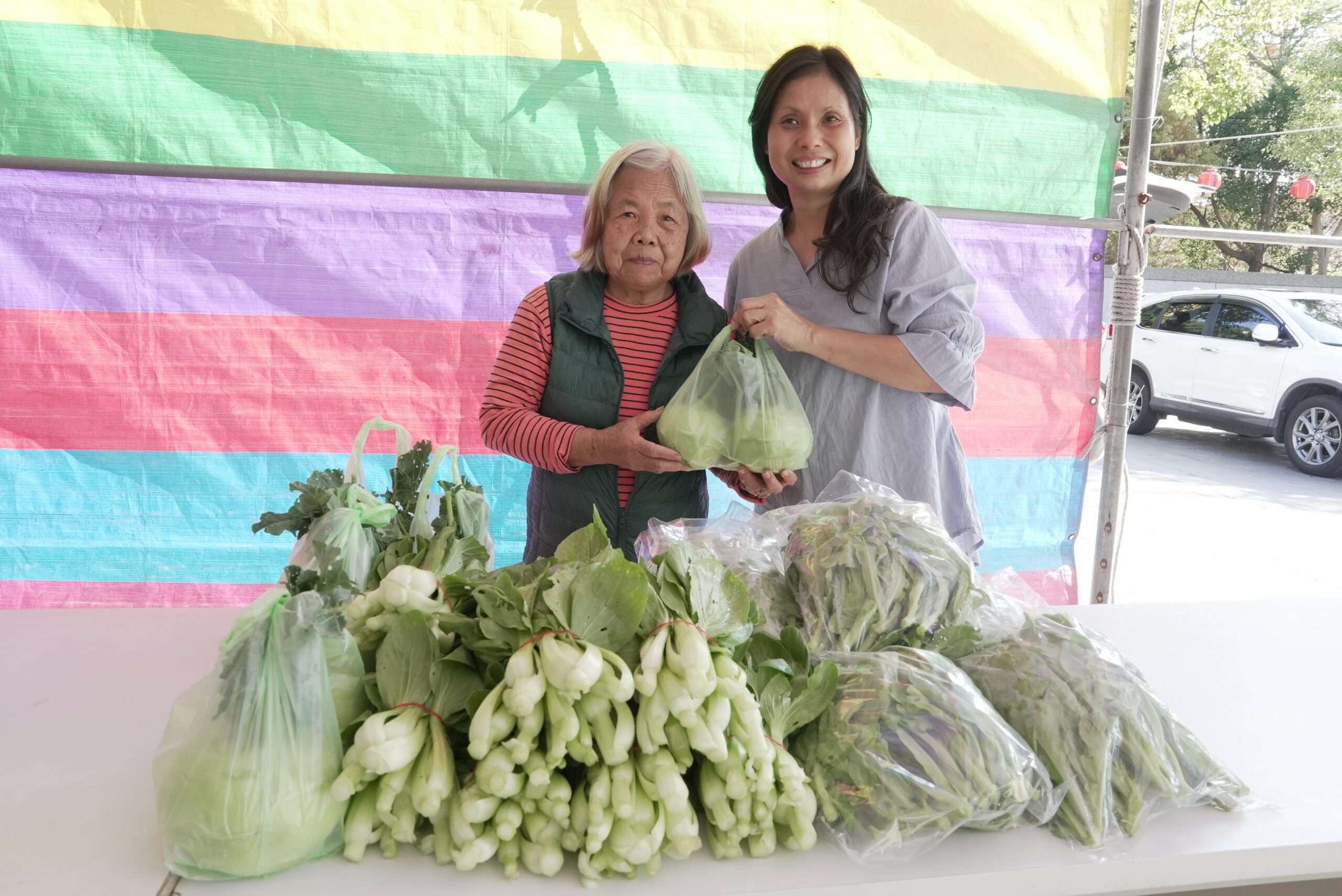 小農市集上，社區民眾義賣自己種植的蔬菜。圖：陳毅攝。 0 scaled