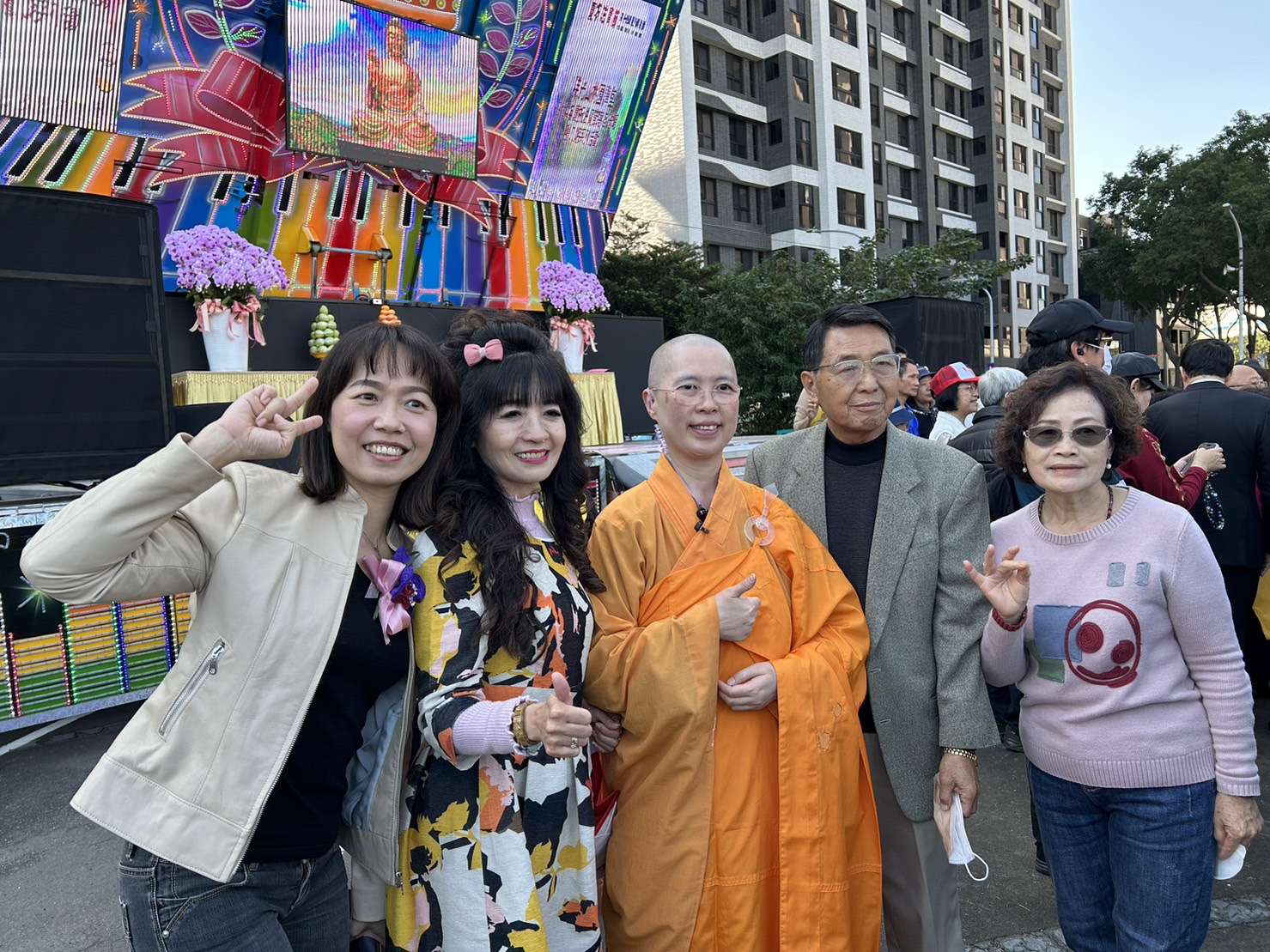 照片七。民眾與佛光山桃園講堂住持覺元法師合影留念。中嘉寬頻｜北健提供 0