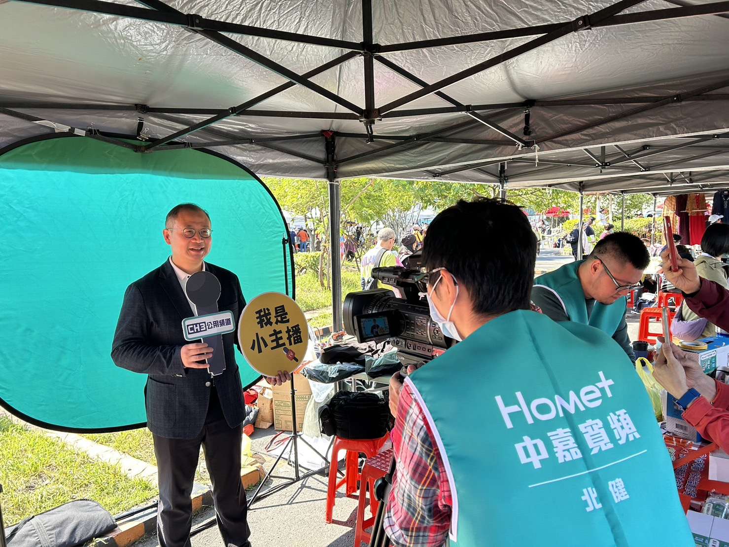 照片四。民眾開心體驗棚拍錄影，說出新年新希望。中嘉寬頻｜北健提供 0