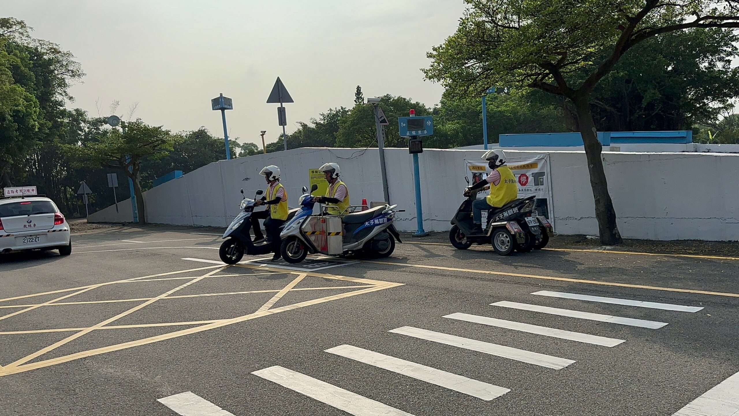 中壢監理站鼓勵脊髓損傷民眾參加機車駕訓班 政府提供全額補助 術科示範 兩段式左轉 0 scaled