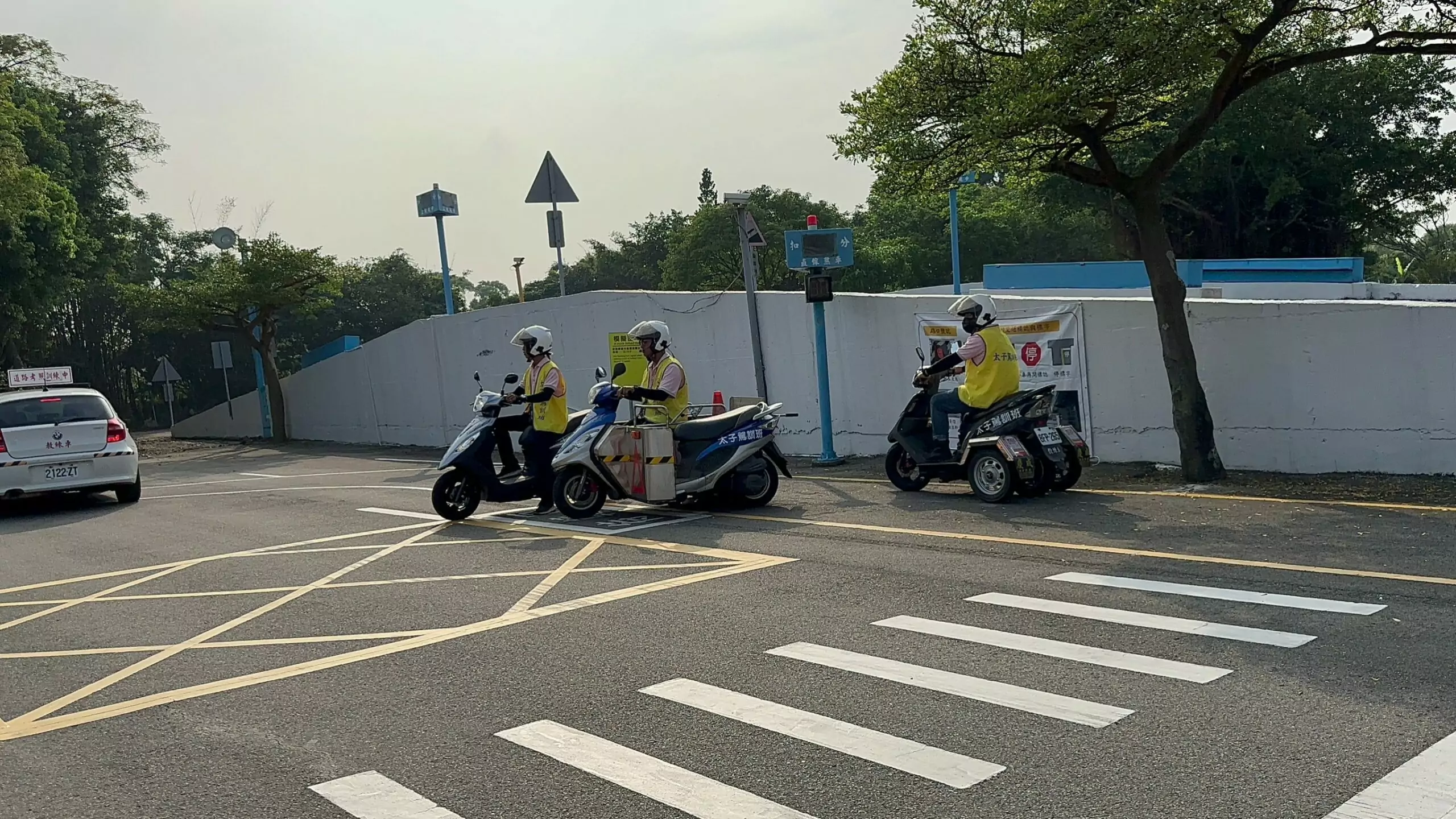 中壢監理站鼓勵脊髓損傷民眾參加機車駕訓班 政府提供全額補助 術科示範 兩段式左轉 0 scaled