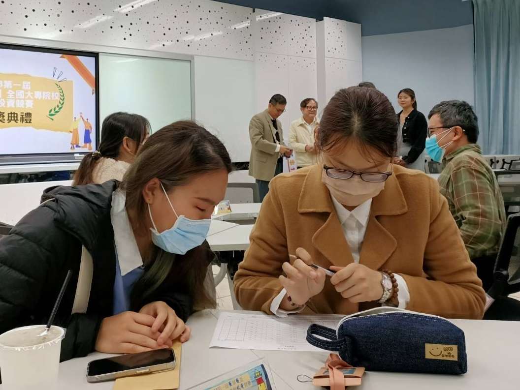 龍華科大遊戲系學生跨校合作 獲大專虛擬投資競賽季軍 龍華科大遊戲系鄭依宸邀好友組團 大專虛擬投資競賽獲第三名 3