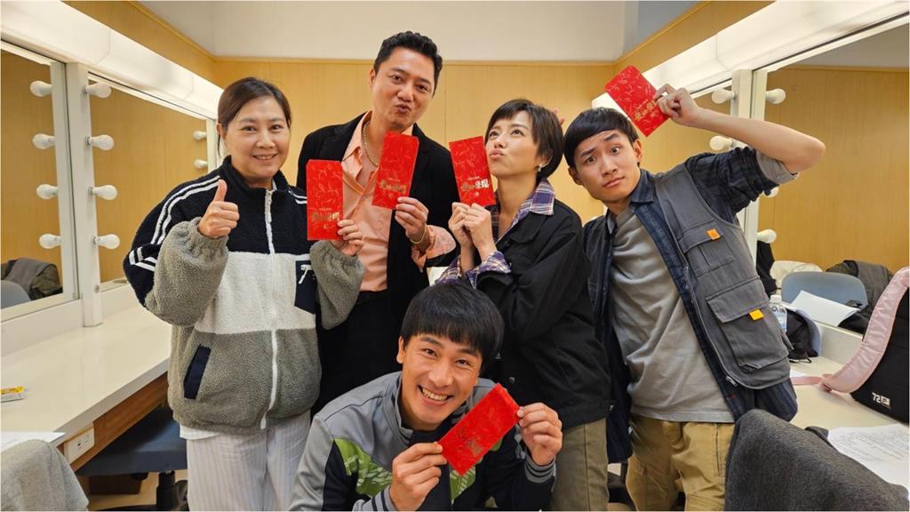 《愛的榮耀》穩坐收視冠軍!演員群「收紅包」慶開工大吉