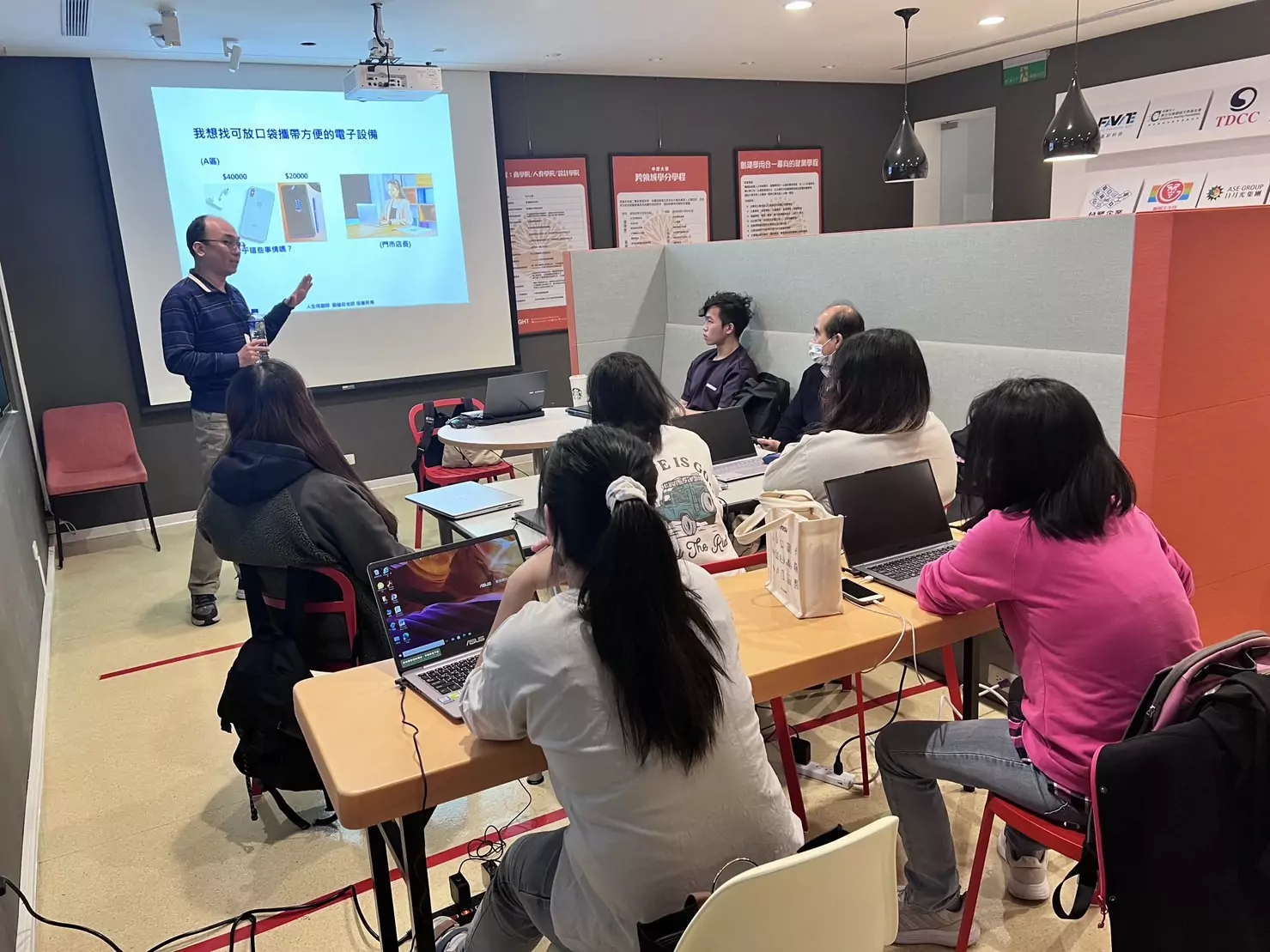 05 中原大學職涯發展處經常舉辦職場工作坊等各式活動。 0