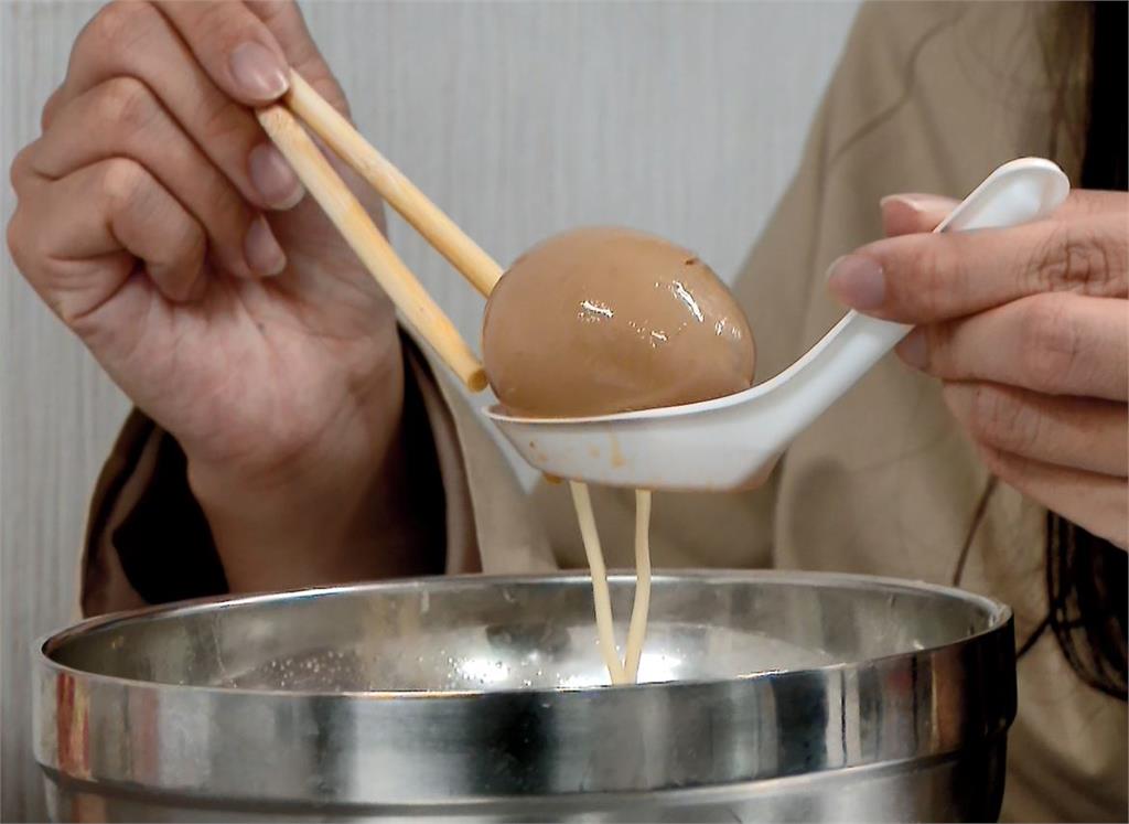 客人嫌滷蛋一顆25元太貴!老闆嗆吃不起別吃