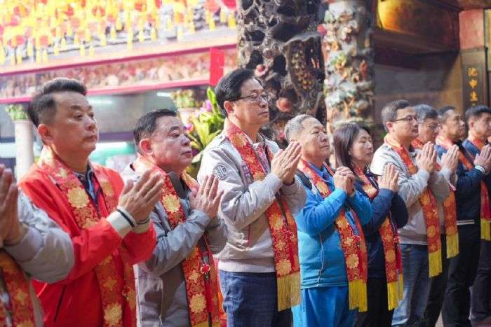 初一走訪9宮廟參香祈福發福袋 張善政祝福鄉親身體健康、闔家平安 1 5