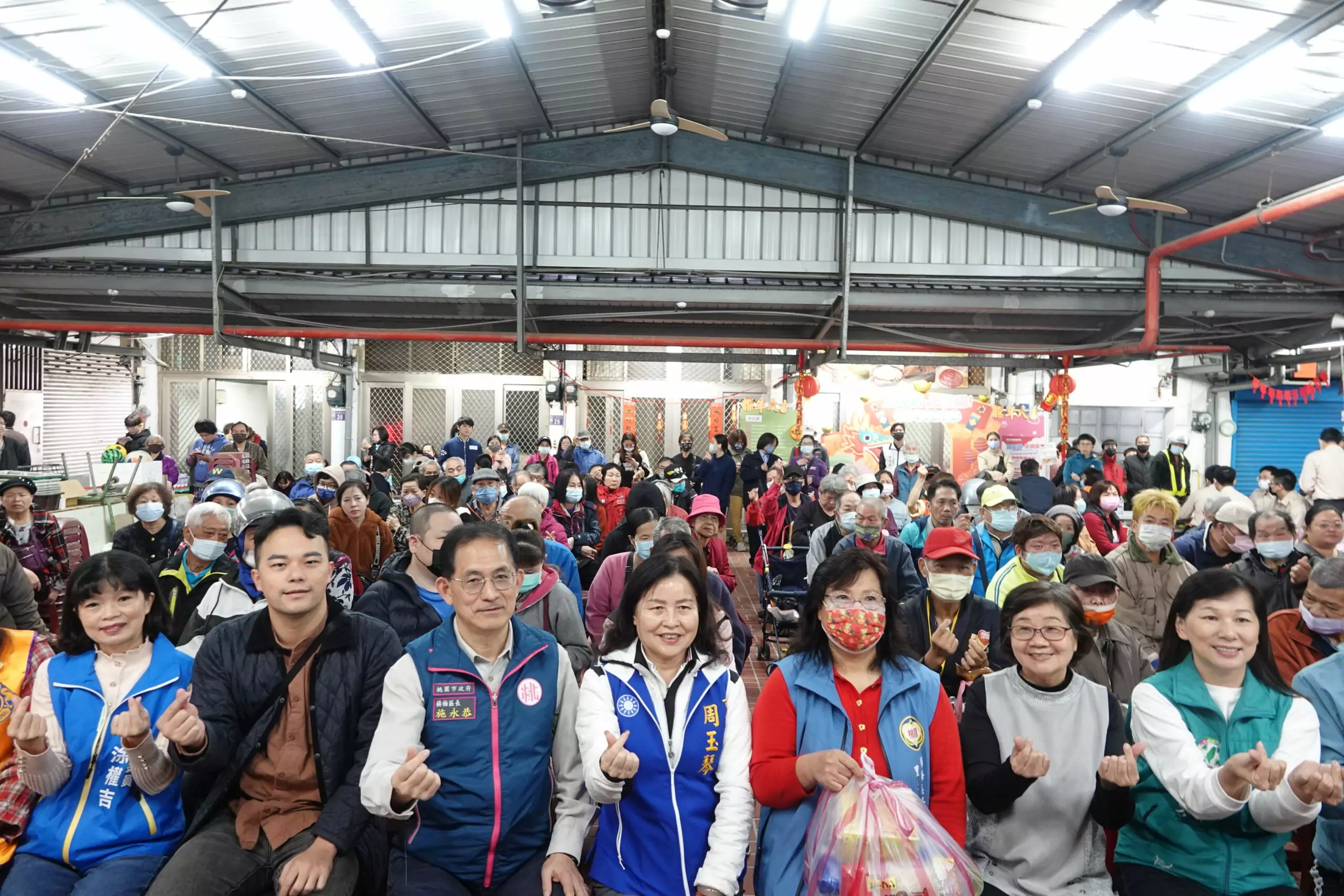 楊梅區公所結合民間團體 歲末送愛心關懷弱勢 楊梅區公所結合民間團體 歲末送愛心關懷弱勢