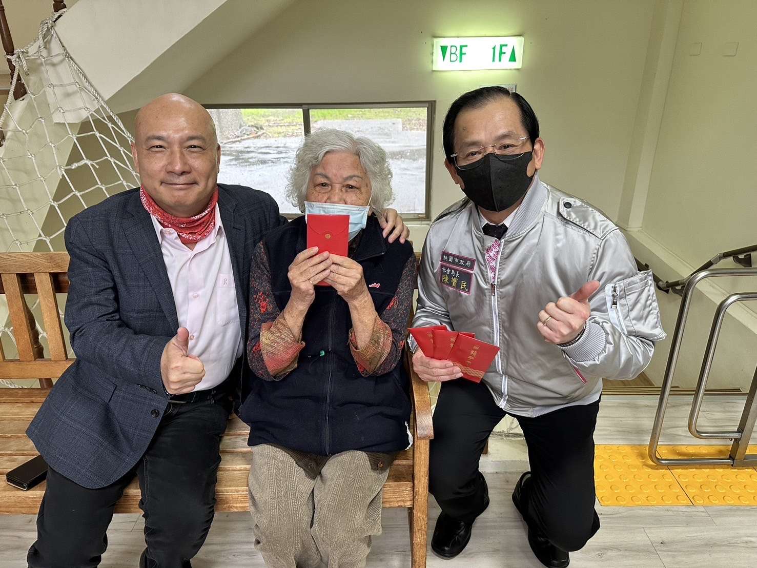 桃園社會局長陳寶民慰問長照機構 向長輩拜年 1.陳寶民局長與林哲弘董事長祝賀奶奶農曆新春快樂