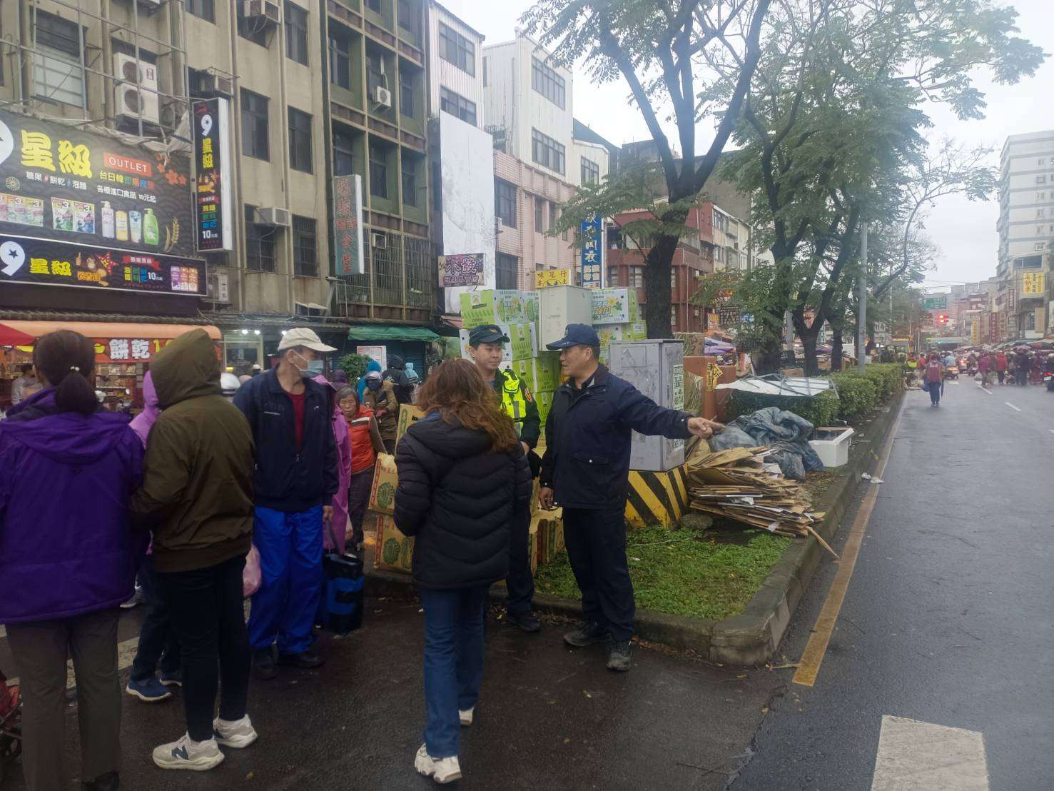 年節採買傳統市場人潮湧現 壢警加強交通疏導 1041110 0 0