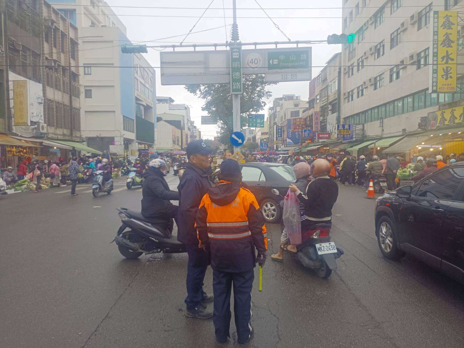 年節採買傳統市場人潮湧現 壢警加強交通疏導 1041111 0 0