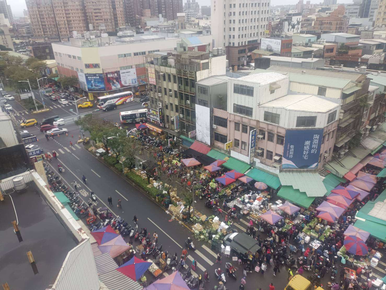年節採買傳統市場人潮湧現 壢警加強交通疏導 1041418 0 0