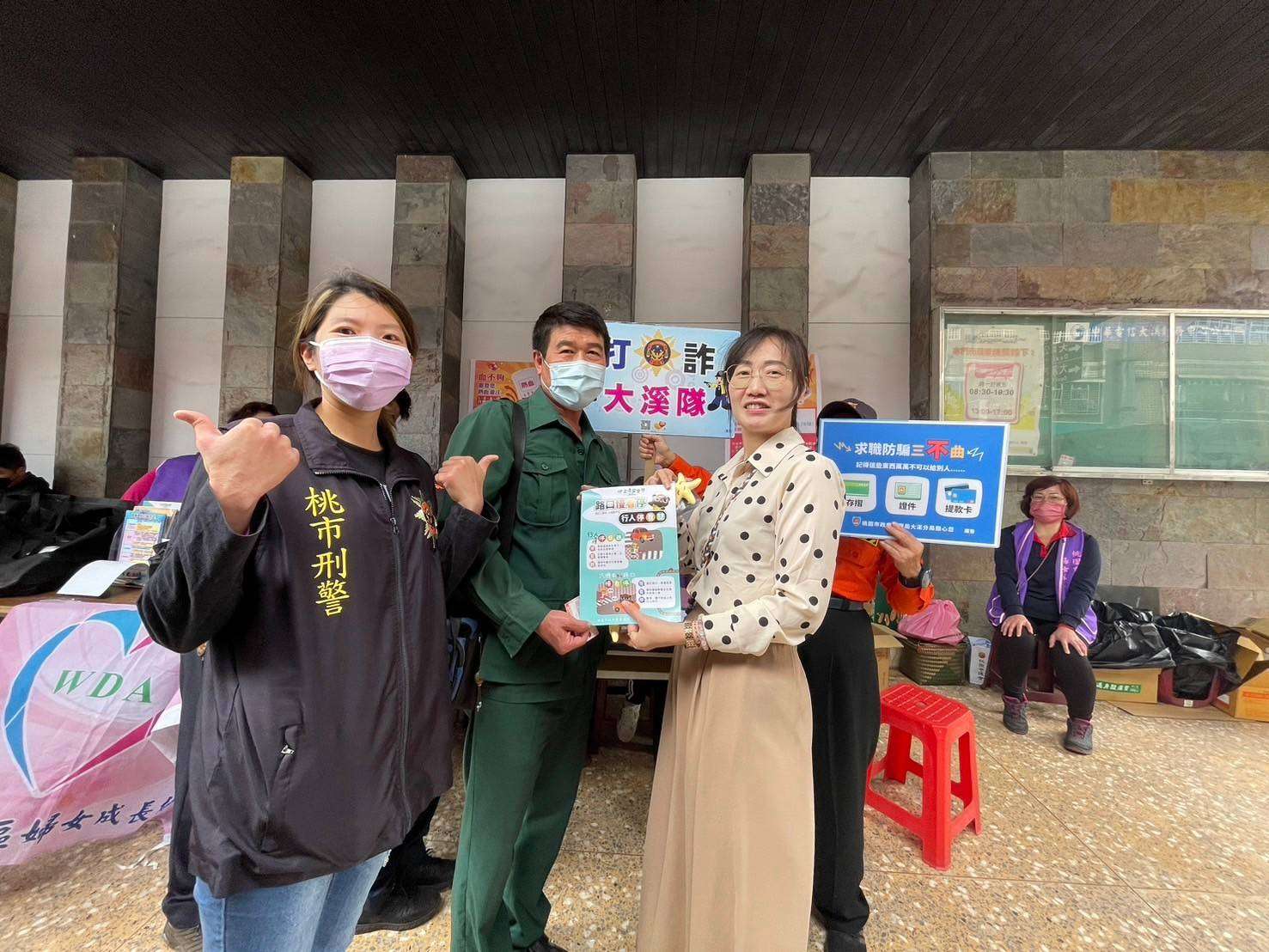 大溪警捐熱血不忘宣導 加強民眾交安、反詐觀念 1131010