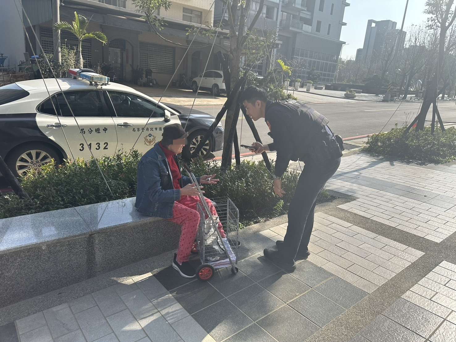 8旬老婦外出體力不支倒地 中壢暖警助平安返家