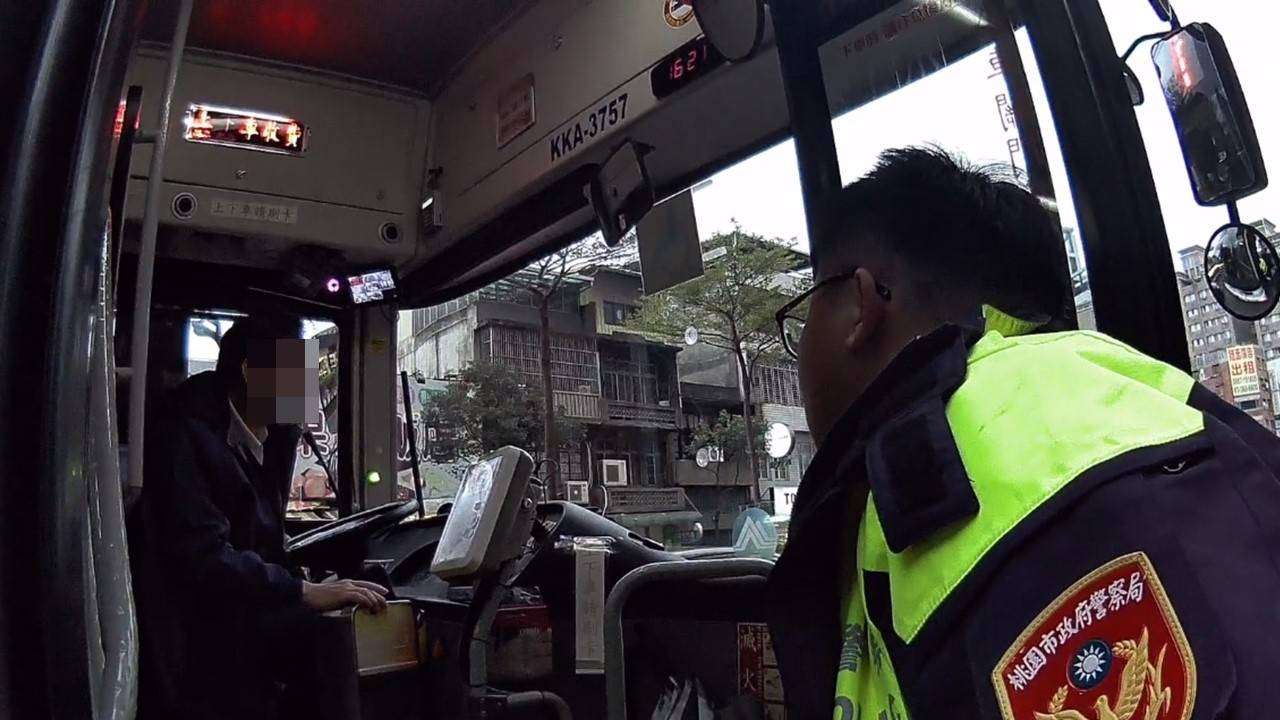輔助器沒電男子受困路旁 警用這招平安護送返家 1717509 0