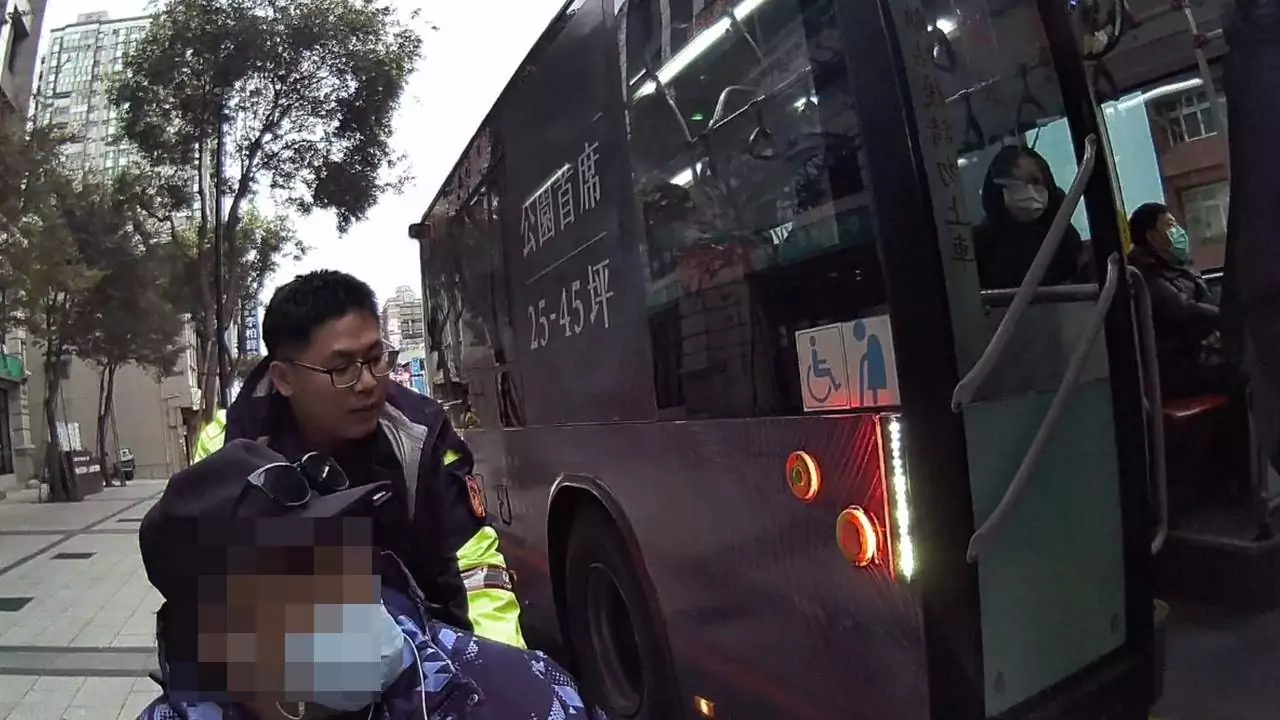 輔助器沒電男子受困路旁 警用這招平安護送返家 1717512 0
