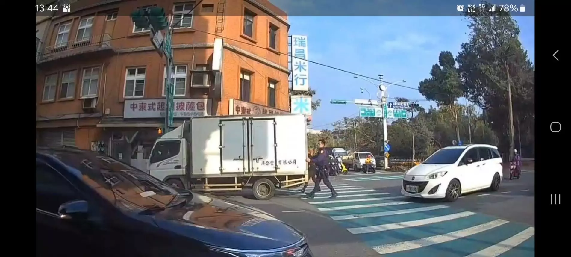 貨車突拋錨卡路中駕駛著急 桃警助推車解圍 貨車突拋錨卡路中駕駛著急 桃警助推車解圍