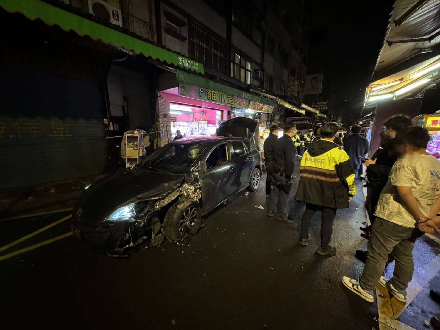 【有片】男子酒駕遇警逃自撞娃娃機店 無辜5車遭波及 1719600