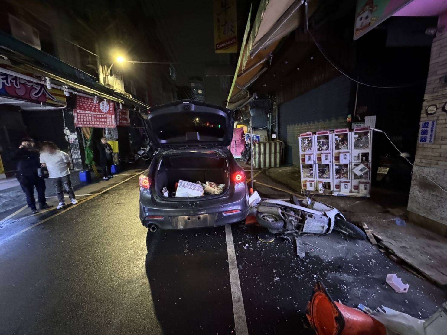 【有片】男子酒駕遇警逃自撞娃娃機店 無辜5車遭波及 1719601