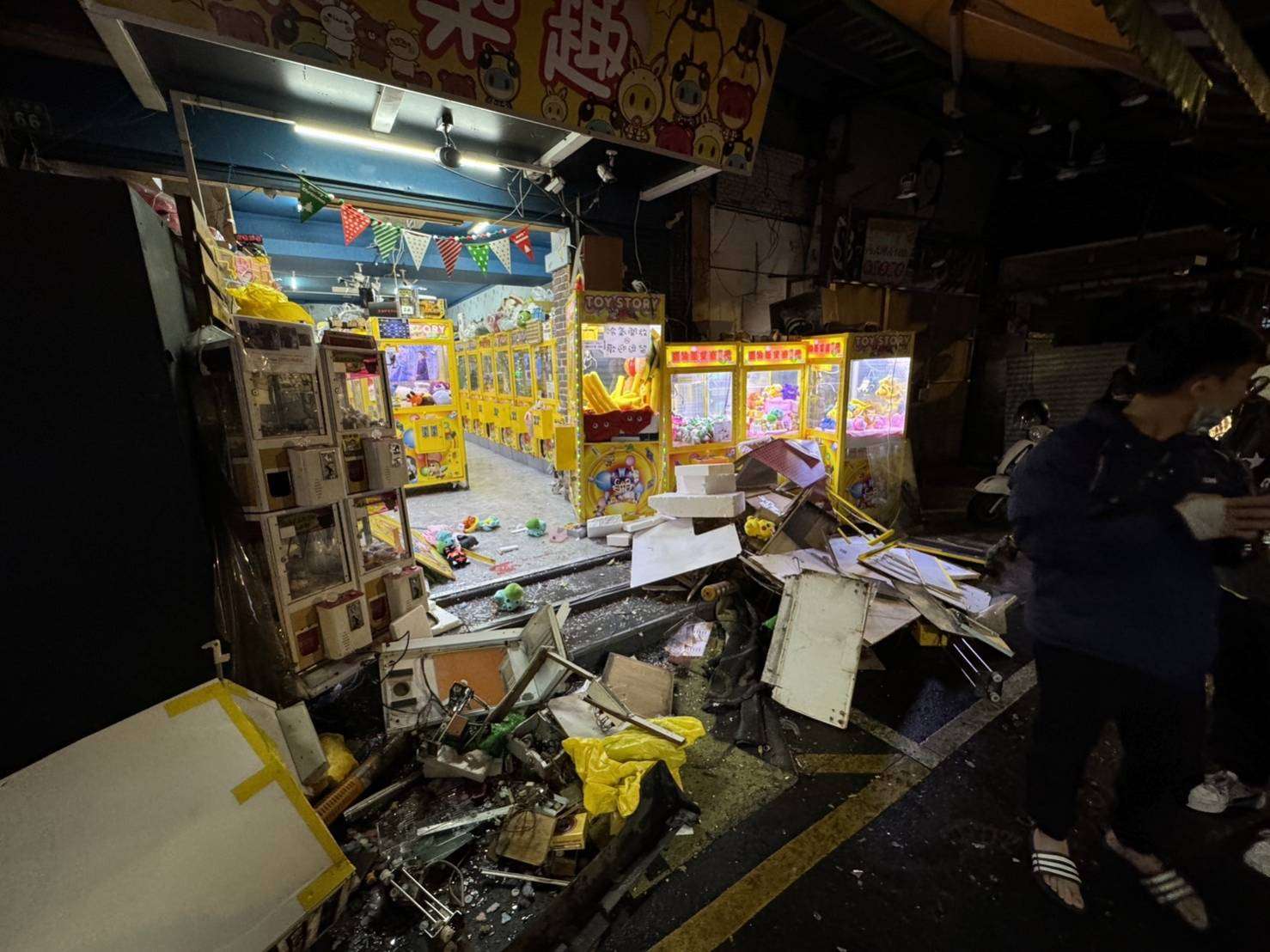 【有片】男子酒駕遇警逃自撞娃娃機店 無辜5車遭波及 1719602
